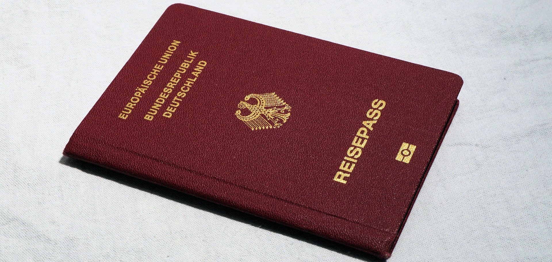 Sie sehen einen Deutschen Reisepass.