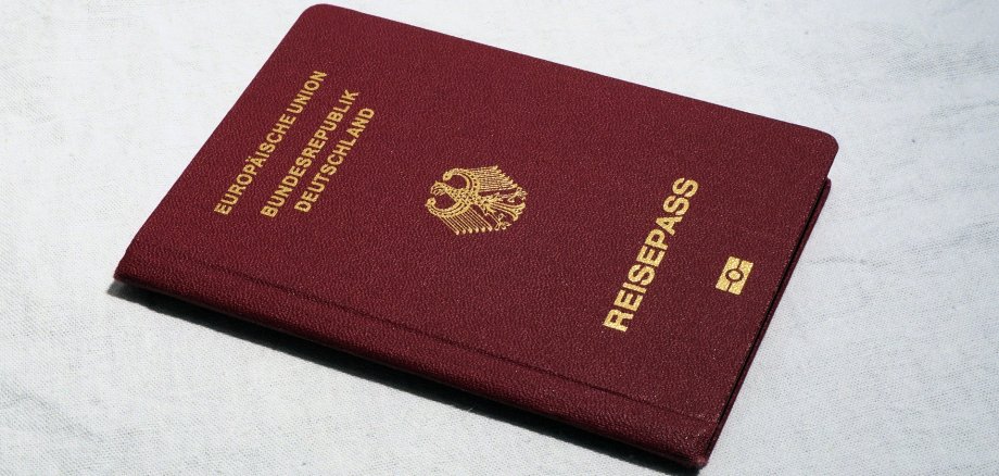 Sie sehen einen Deutschen Reisepass.