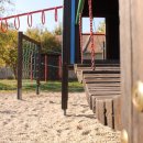 Auf diesem Bild ist ein Spielplatz zu sehen.