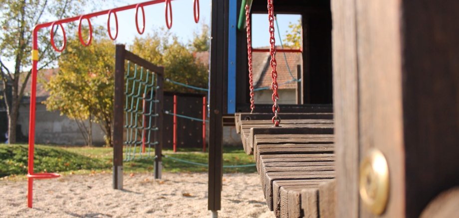 Auf diesem Bild ist ein Spielplatz zu sehen.
