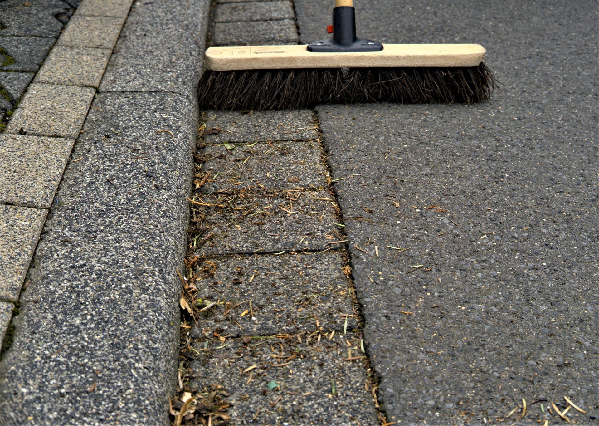 Hier sehen Sie wie die Straße gekehrt wird.
