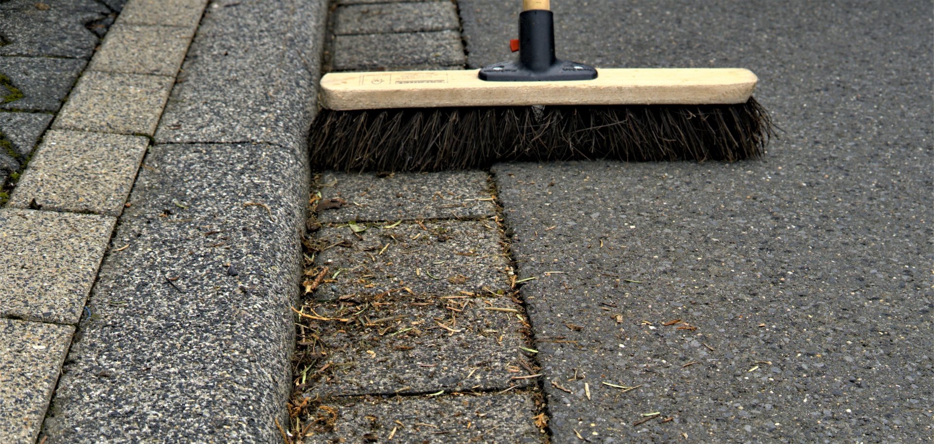 Hier sehen Sie wie die Straße gekehrt wird.