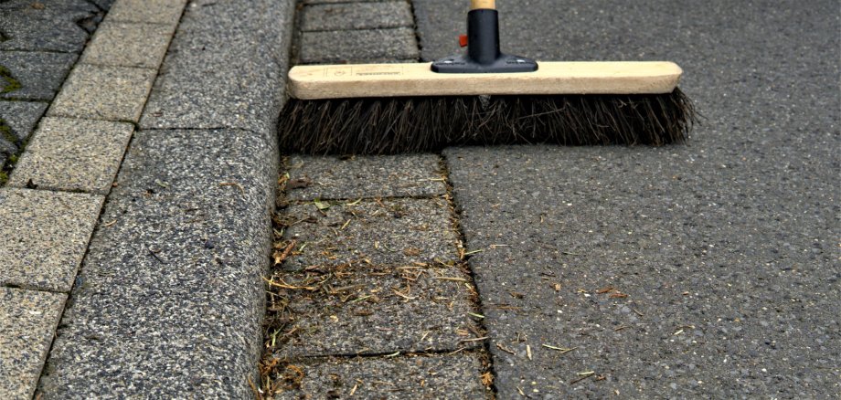 Hier sehen Sie wie die Straße gekehrt wird.