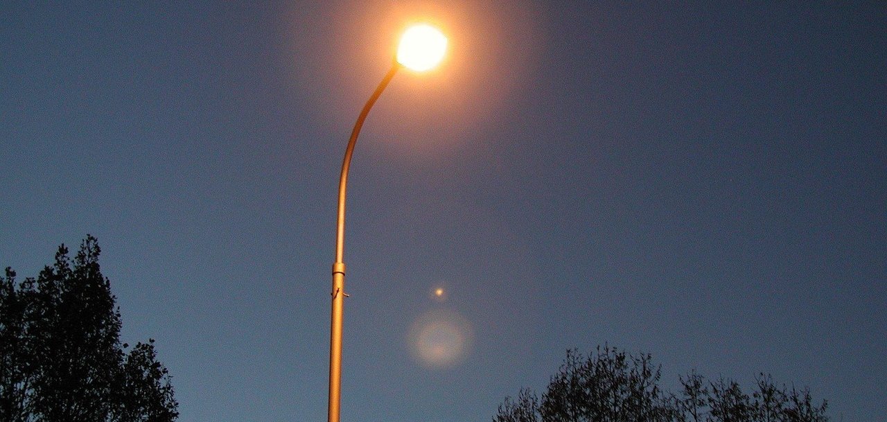 Hier sehen Sie eine Straßenlaterne.