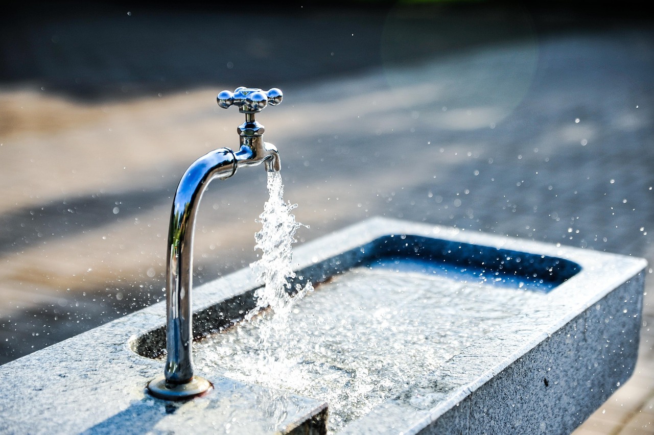 Hier sehen Sie einen Wasserhahn.
