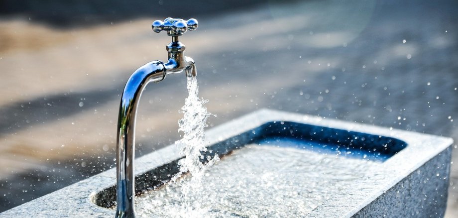 Hier sehen Sie einen Wasserhahn.