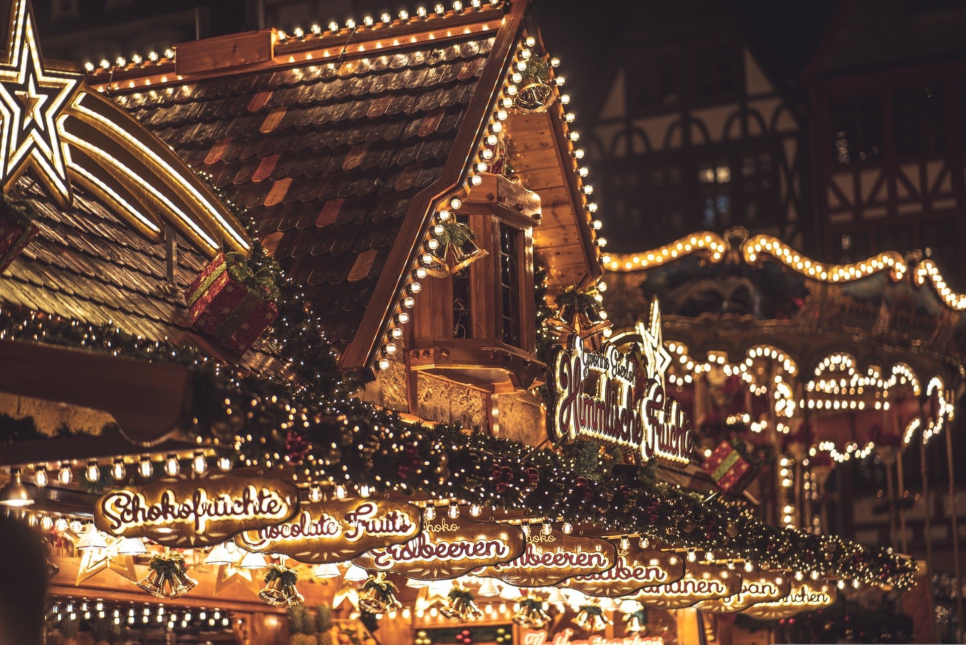 Weihnachtsmarkt Hier sehen Sie einen weihnachtlich beleuchteten Weihnachtsmarktstand.
