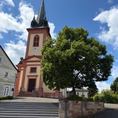 Pfarrkirche Hosenfeld Sie sehen die Pfarrkirche in Hosenfeld.