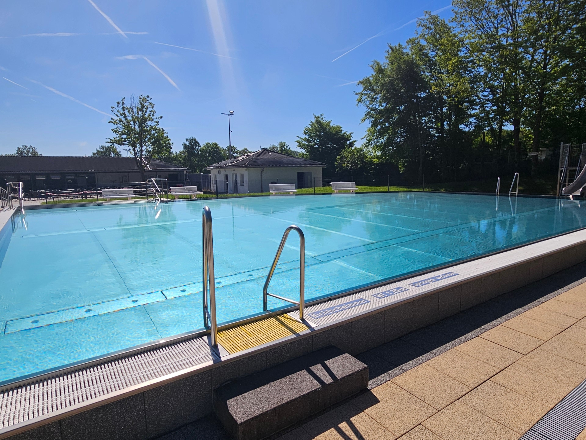 Sie sehen das Waldschwimmbad Hosenfeld.