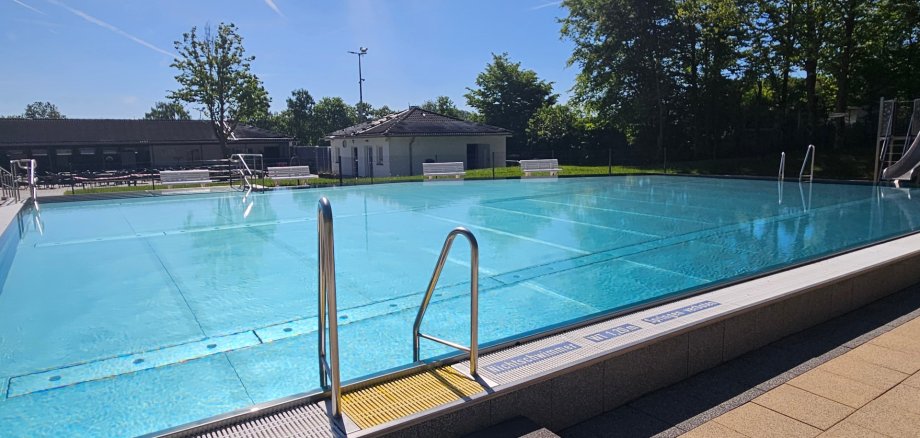 Sie sehen das Waldschwimmbad Hosenfeld.