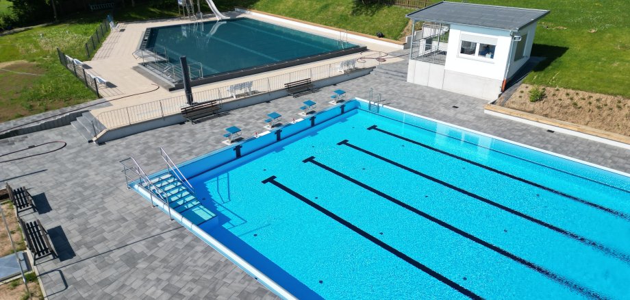 Sie sehen eine Luftaufnahme des Waldschwimmbades Hosenfeld.