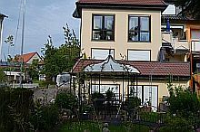 Sie sehen eine Aufnahme der Ferienwohnungen der Familie Hasenauer in Jossa.