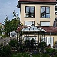 Sie sehen eine Aufnahme der Ferienwohnungen der Familie Hasenauer in Jossa.