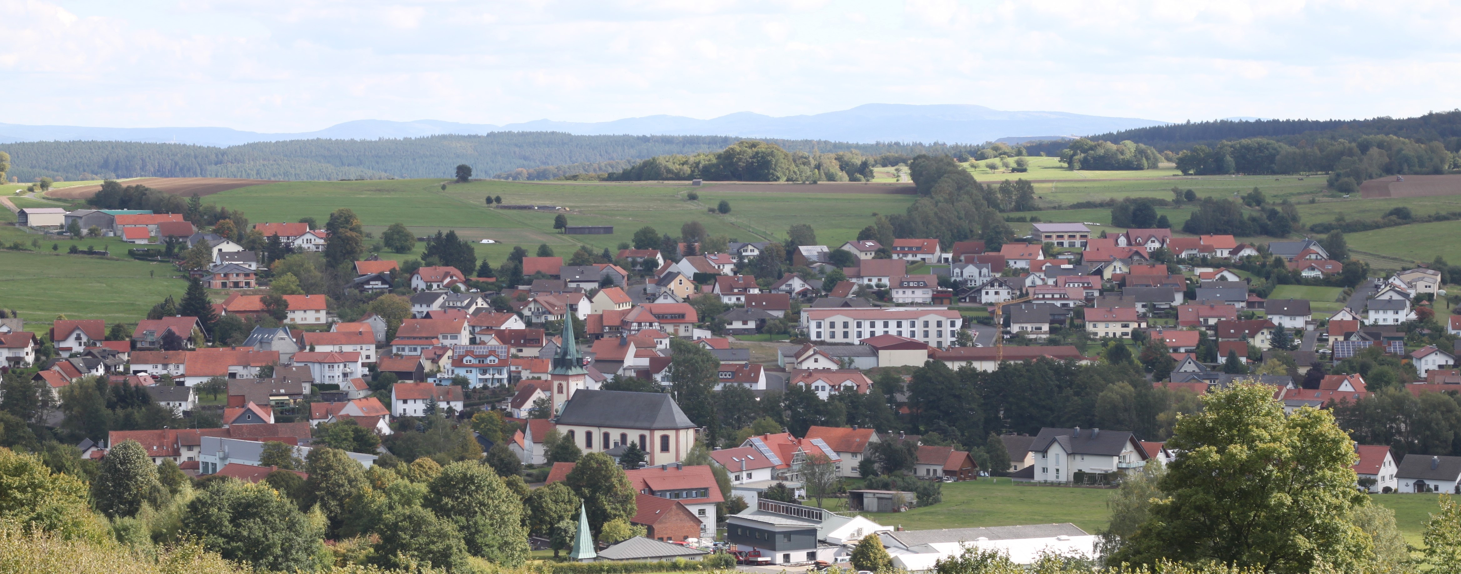 Sie sehen eine Landschaftsaufnahme die den Ortsteil Hosenfeld zeigt.