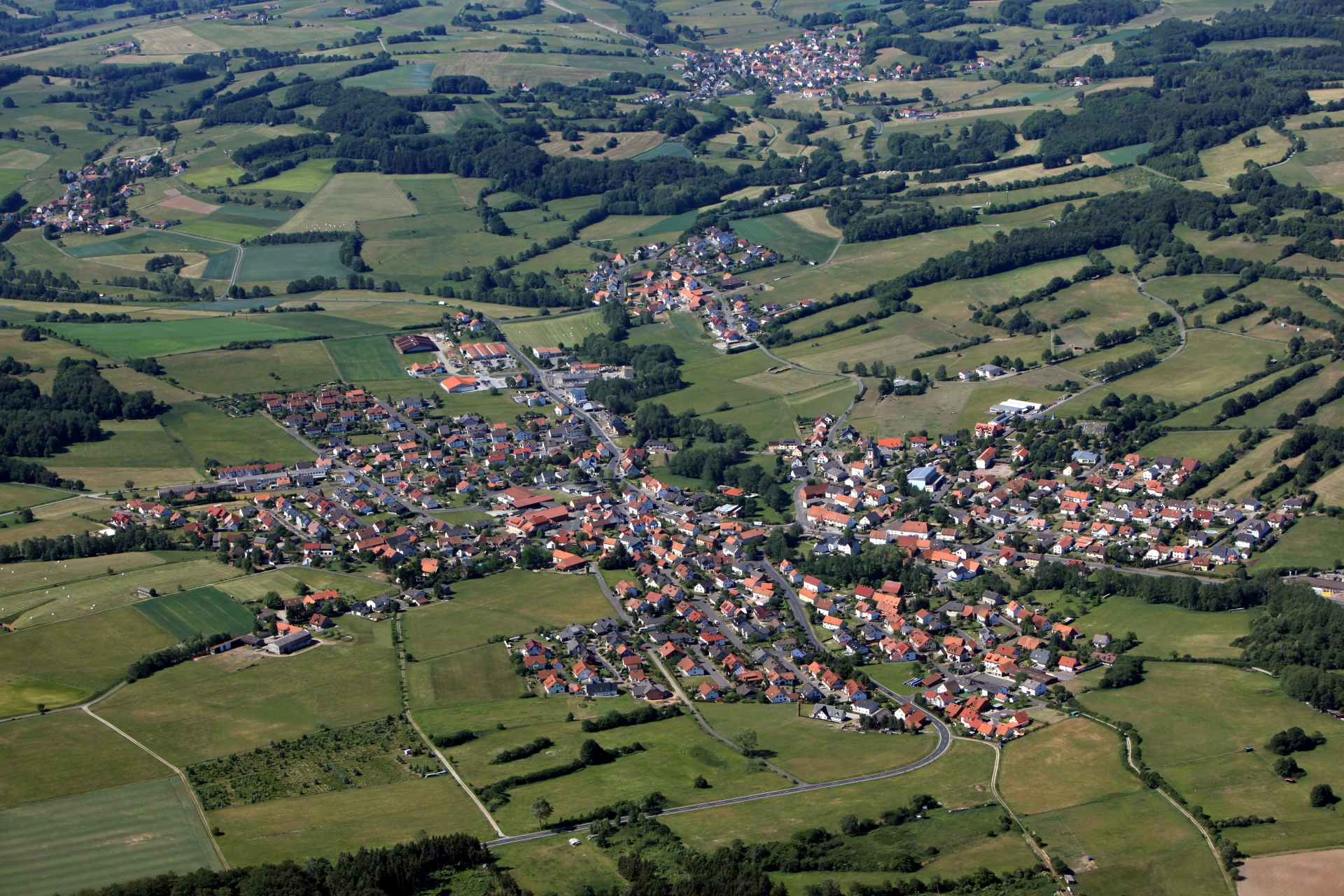 Sie sehen ein Luftbild der Gemeinde Hosenfeld.