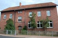 Sie sehen das Schulgebäude der Grundschule Schwarzatal in Hainzell.