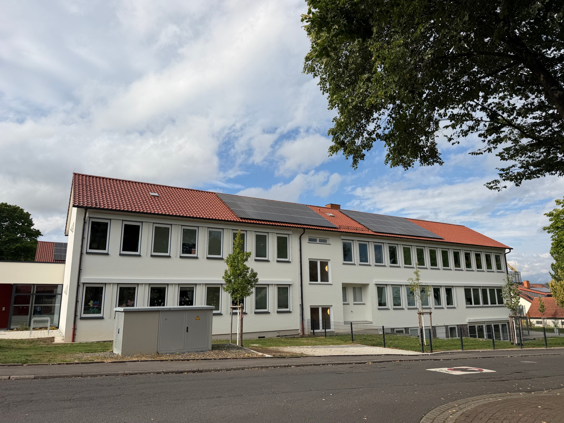 Sie sehen das Schulgebäude der Vogelsbergschule in Hosenfeld.