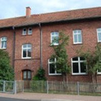 Sie sehen das Schulgebäude der Grundschule Schwarzatal in Hainzell.