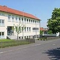 Sie sehen das Schulgebäude der Vogelsbergschule in Hosenfeld.