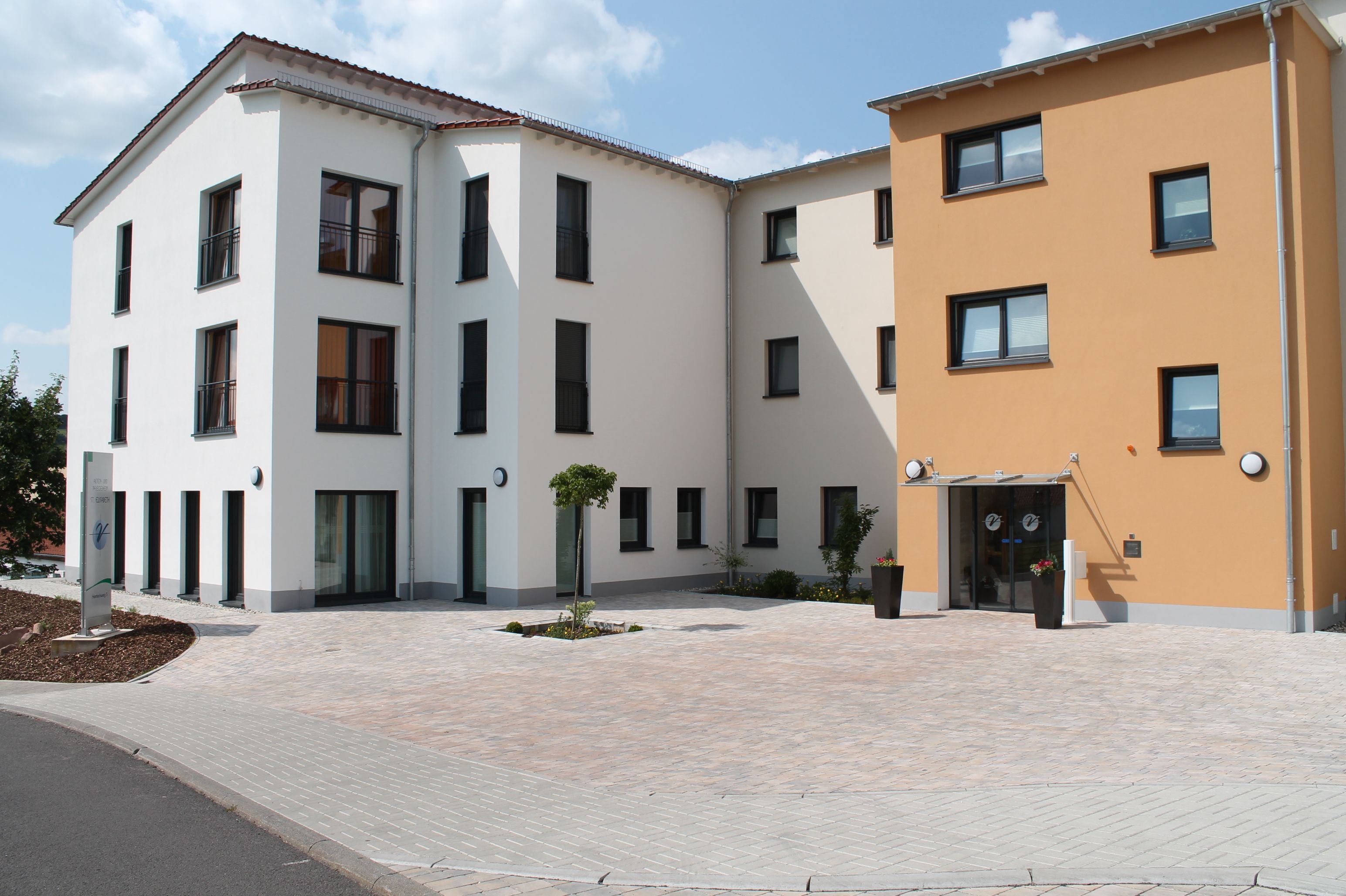 Hier sehen Sie die Außenansicht des Alten- und Pflegeheims St. Elisabeth in Hosenfeld