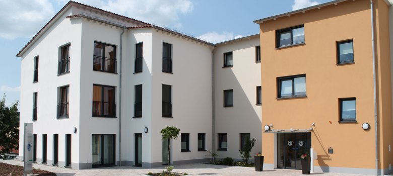 Hier sehen Sie die Außenansicht des Alten- und Pflegeheims St. Elisabeth in Hosenfeld
