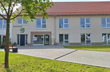 Das Bild zeigt das Rathaus der Gemeinde Hosenfeld.