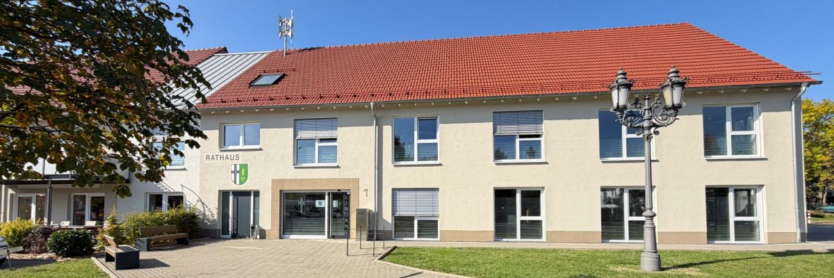 Sie sehen das Rathaus von Hosenfeld im Oktober 2026.
