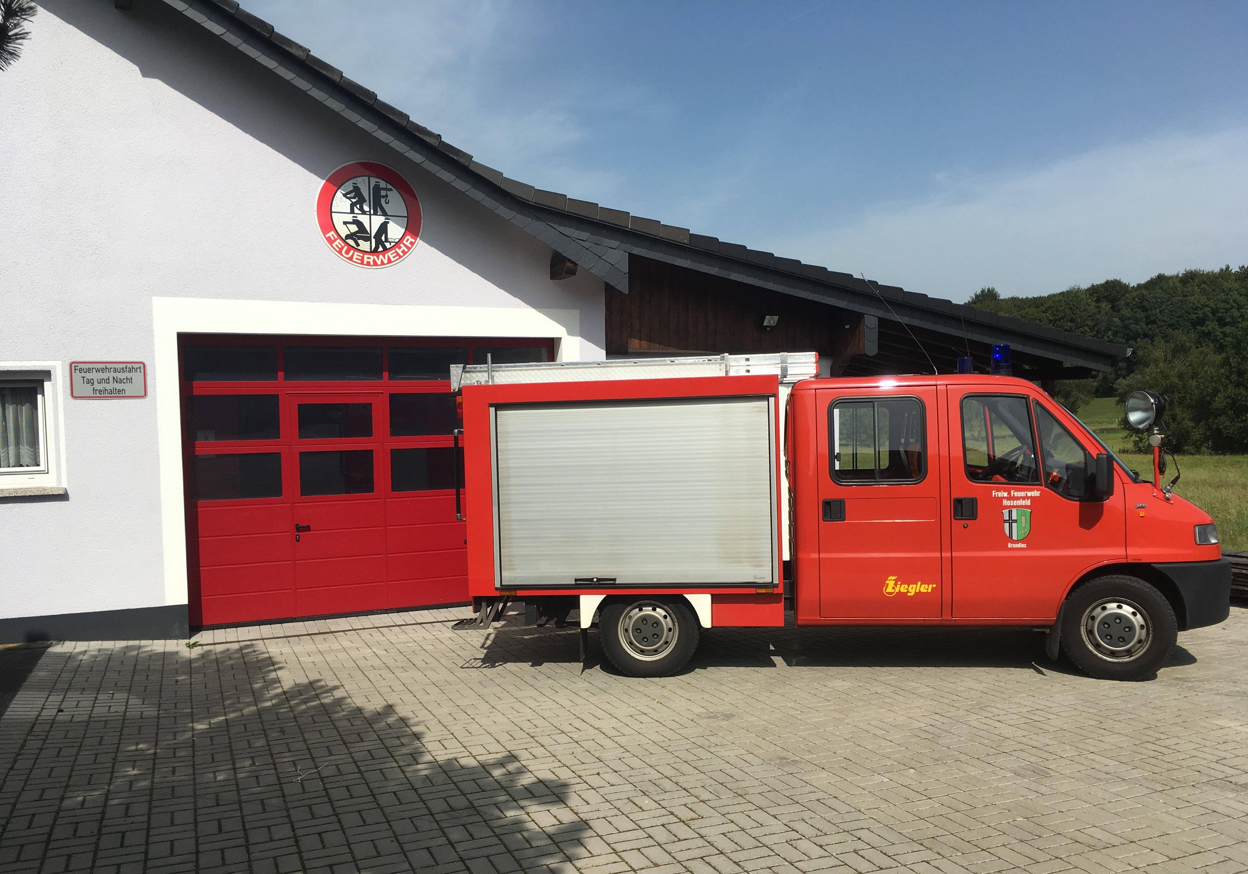 Das Feuerwehrhaus in Brandlos Hier sehen Sie das Feuerwehrhaus in Brandlos mit Feuerwehrauto davor.