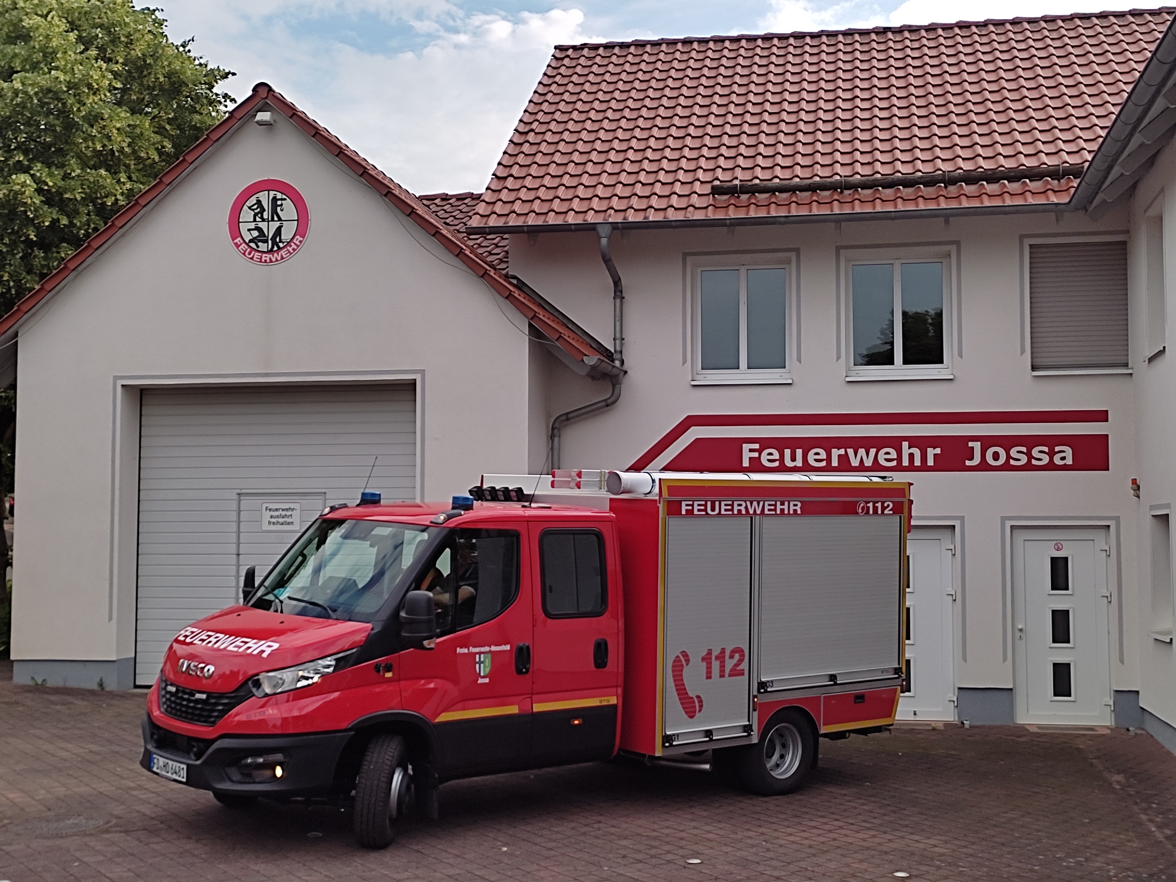 Das Feuerwehrhaus in Jossa Hier sehen Sie das Feuerwehrhaus in Jossa mit Feuerwehrauto davor.
