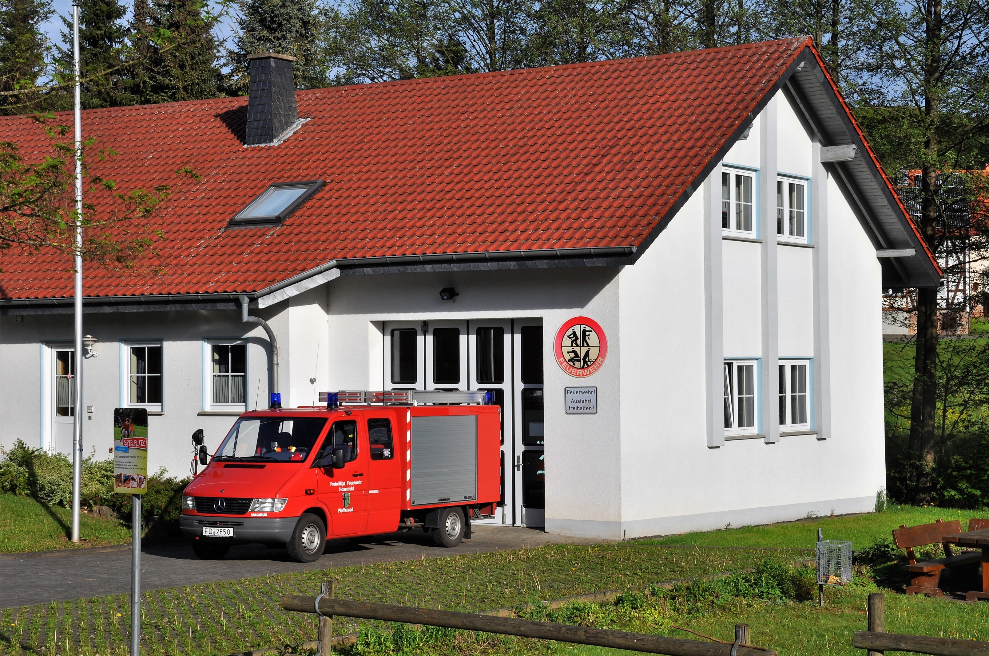 Das Feuerwehrhaus in Pfaffenrod Hier sehen Sie das Feuerwehrhaus in Pfaffenrod mit Feuerwehrauto davor.