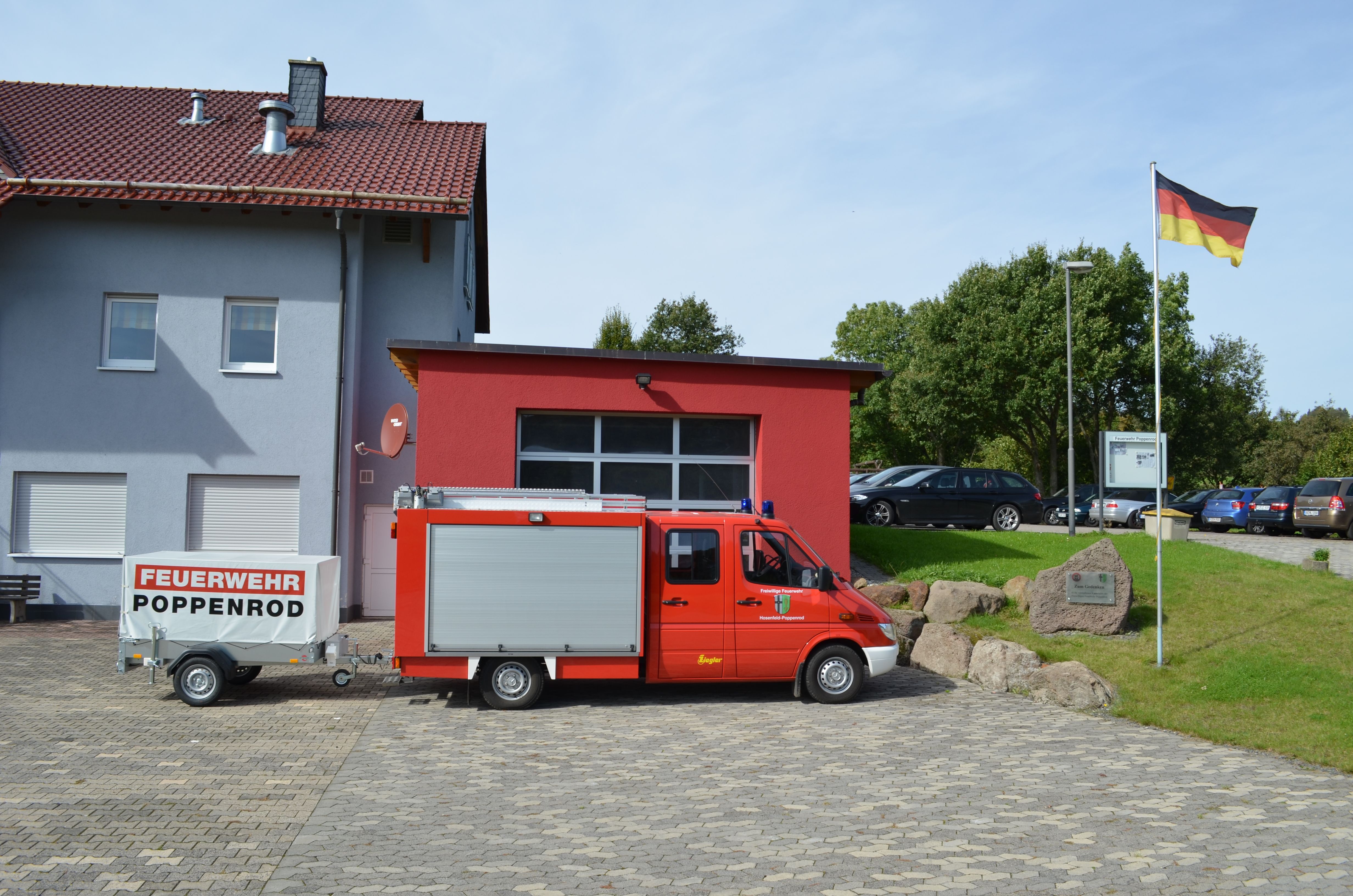 Das Feuerwehrhaus in Poppenrod Hier sehen Sie das Feuerwehrhaus in Poppenrod mit Feuerwehrauto davor.