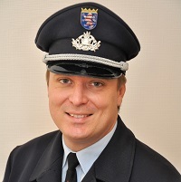 Hier sehen Sie den stellvertretenden Gemeindebrandinspektor der Gemeinde Hosenfeld Herrn Matthias Erb.