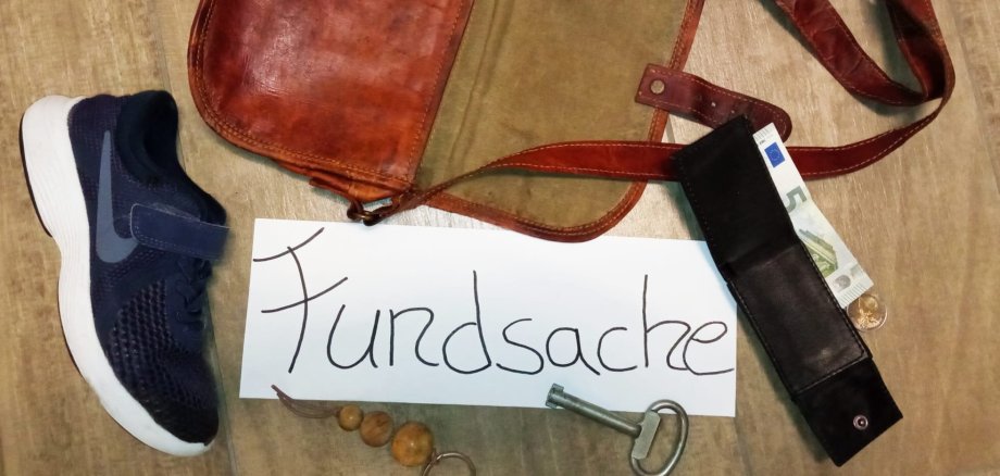 Sie sehen mehrere Fundsachen um den Schriftzug "Fundsachen" drapiert.