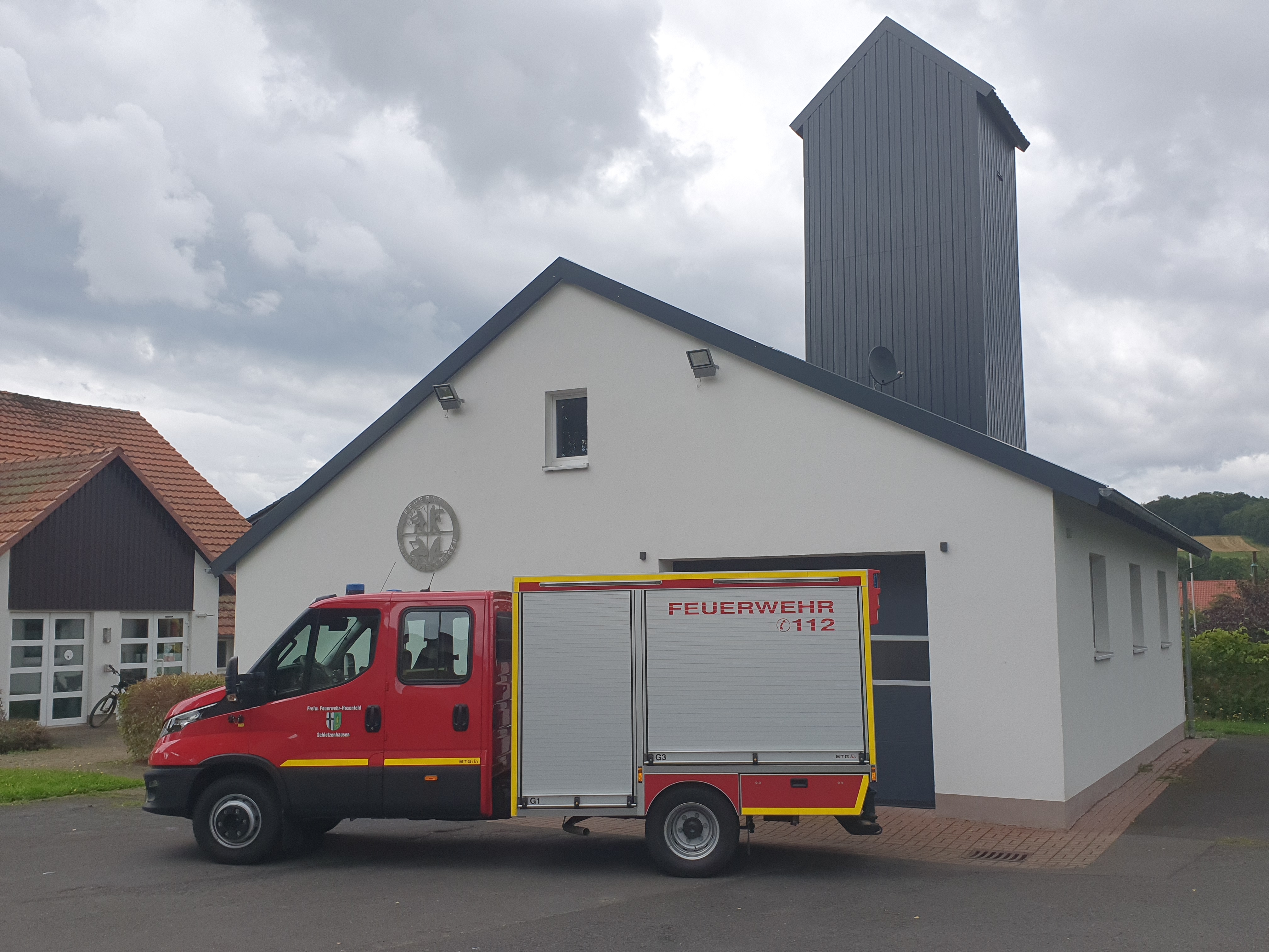 Das Feuerwehrhaus in Schletzenhausen Hier sehen Sie das Feuerwehrhaus in Schletzenhausen mit Feuerwehrauto davor.
